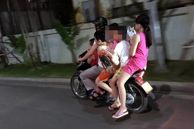Xe máy “kẹp 6” lưu thông trên phố Hà Nội