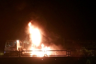 Xe đầu kéo bốc cháy trong đêm, tài xế thoát nạn