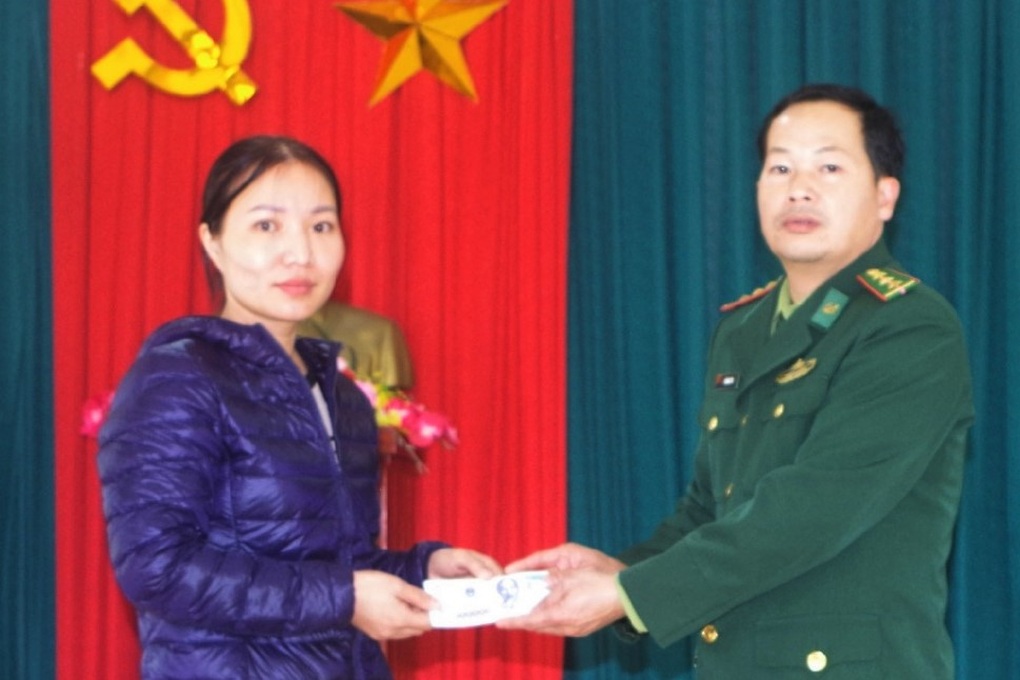 Mẹ hạnh phúc nhận lại khoản tiền viện phí của 2 con bị đánh rơi - 1 Mẹ hạnh phúc nhận lại khoản tiền viện phí của 2 con bị đánh rơi - 1