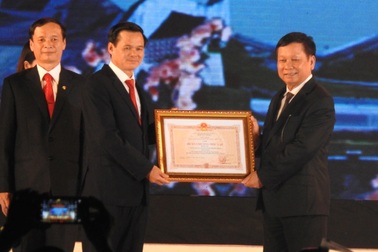 TP Hòa Bình đón nhận Huân chương độc lập hạng III.