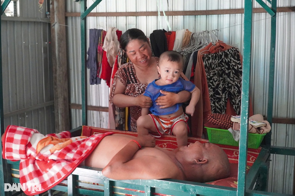 An Giang: Vợ lấy chồng mới vẫn ở chung nhà chăm sóc chồng cũ ốm liệt giường - 1 An Giang: Vợ lấy chồng mới vẫn ở chung nhà chăm sóc chồng cũ ốm liệt giường - 1