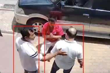 Clip tài xế bị đe dọa, đập kính ô tô ở Bình Dương