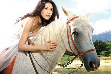 Mạc Văn Úy cưỡi ngựa trong ảnh cưới