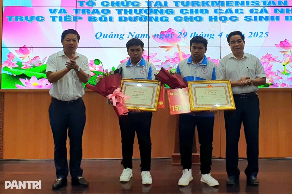 Khen thưởng anh em sinh đôi giành huy chương vàng toán quốc tế - 2 Khen thưởng anh em sinh đôi giành huy chương vàng toán quốc tế - 2