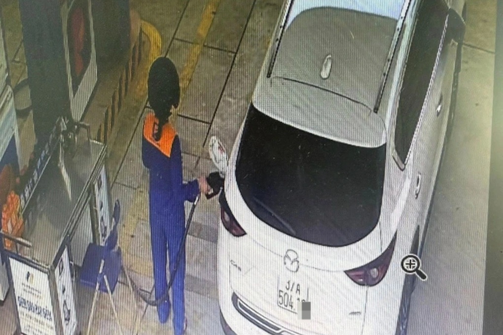 Khách chuyển nhầm tiền đổ xăng, nhân viên lên mạng tìm trả lại - 1 Khách chuyển nhầm tiền đổ xăng, nhân viên lên mạng tìm trả lại - 1