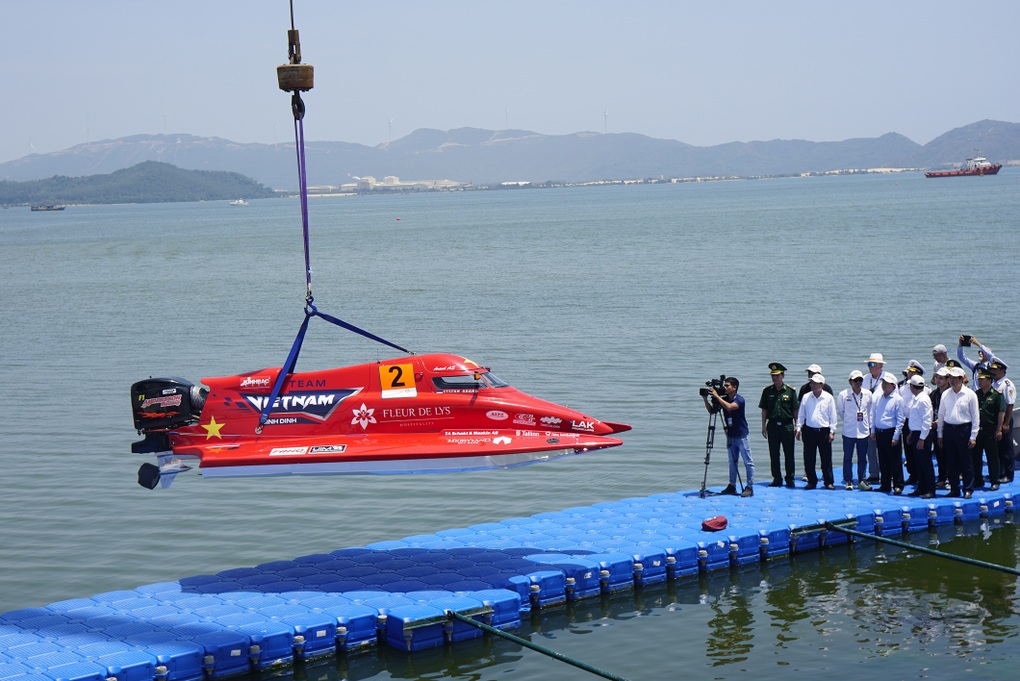 Cận cảnh siêu thuyền đua có thể đạt tốc độ lên 100 km/h chỉ trong 2 giây - 1 Cận cảnh siêu thuyền đua có thể đạt tốc độ lên 100 km/h chỉ trong 2 giây - 1