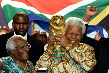 Nelson Mandela qua đời: Thế giới bóng đá mất đi “người hùng”