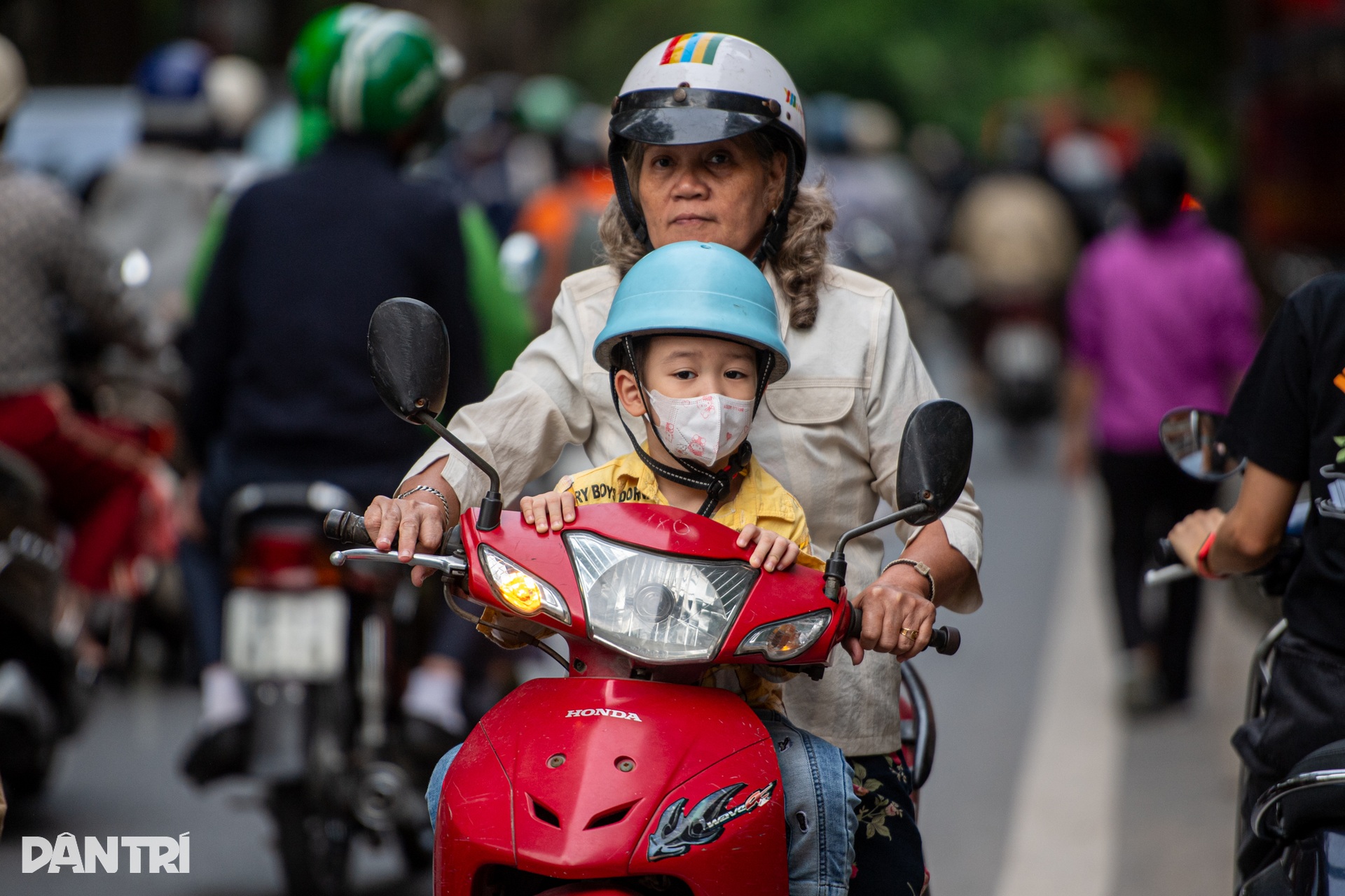 Người Hà Nội khoác áo ấm trong ngày gió lạnh tràn về - 1 Người Hà Nội khoác áo ấm trong ngày gió lạnh tràn về - 1