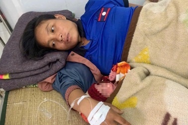 Sản phụ người Lào sang Việt Nam sinh con trong tình trạng khẩn cấp