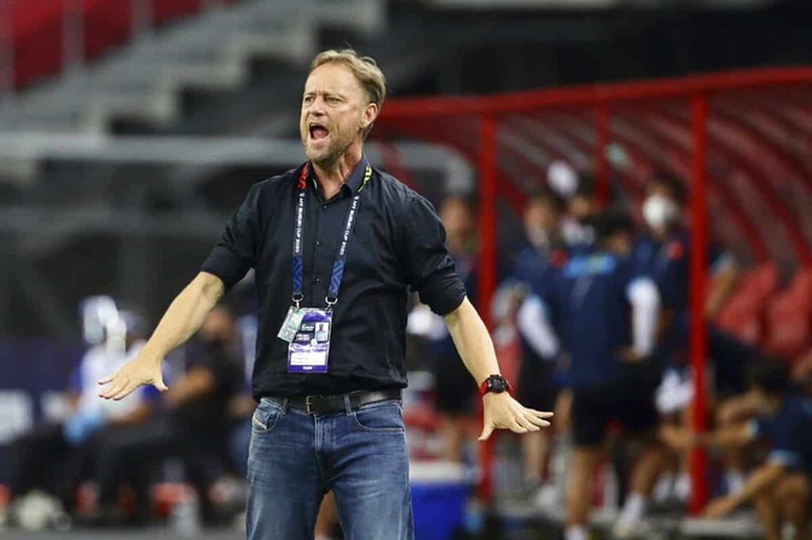 Vì sao HLV Thái Lan chỉ mặc một chiếc áo ở AFF Cup 2020? - 1 Vì sao HLV Thái Lan chỉ mặc một chiếc áo ở AFF Cup 2020? - 1