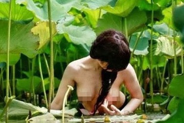 Chấn chỉnh việc ăn mặc phản cảm chụp ảnh tại các hồ sen