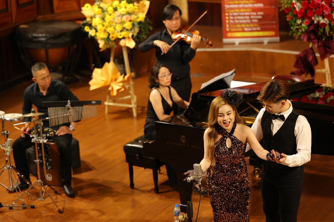 Nữ ca sĩ mang xẩm Thập ân xứ Nghệ lên sân khấu âm nhạc thính phòng - 4 Nữ ca sĩ mang xẩm Thập ân xứ Nghệ lên sân khấu âm nhạc thính phòng - 4