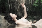 Nhận quà 20/10 chồng tạt vội lề đường mua, tôi sốc khi sờ vào túi áo anh