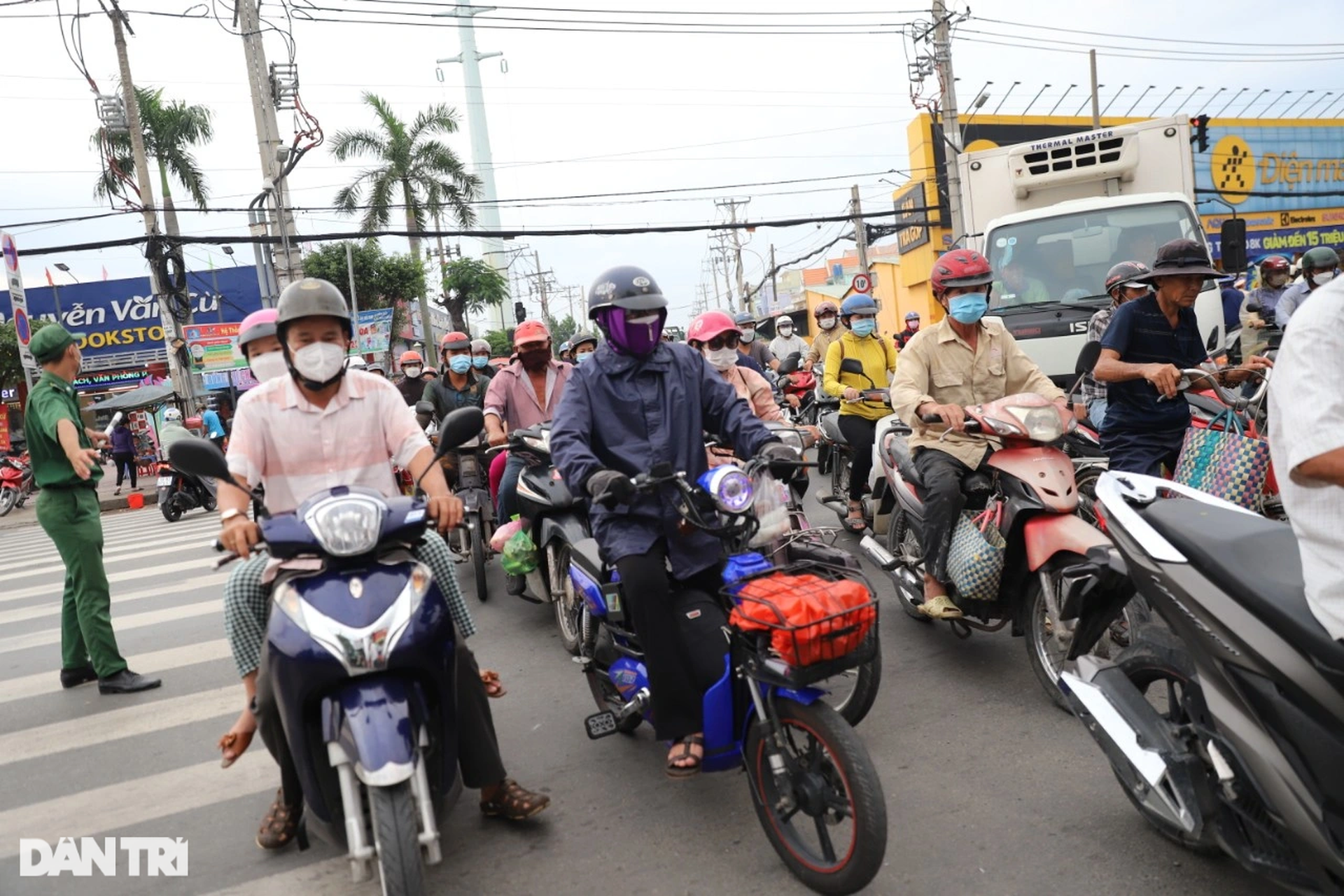 Ùn tắc bủa vây ở TPHCM, dòng xe nối dài tìm lối thoát - 19 Ùn tắc bủa vây ở TPHCM, dòng xe nối dài tìm lối thoát - 19