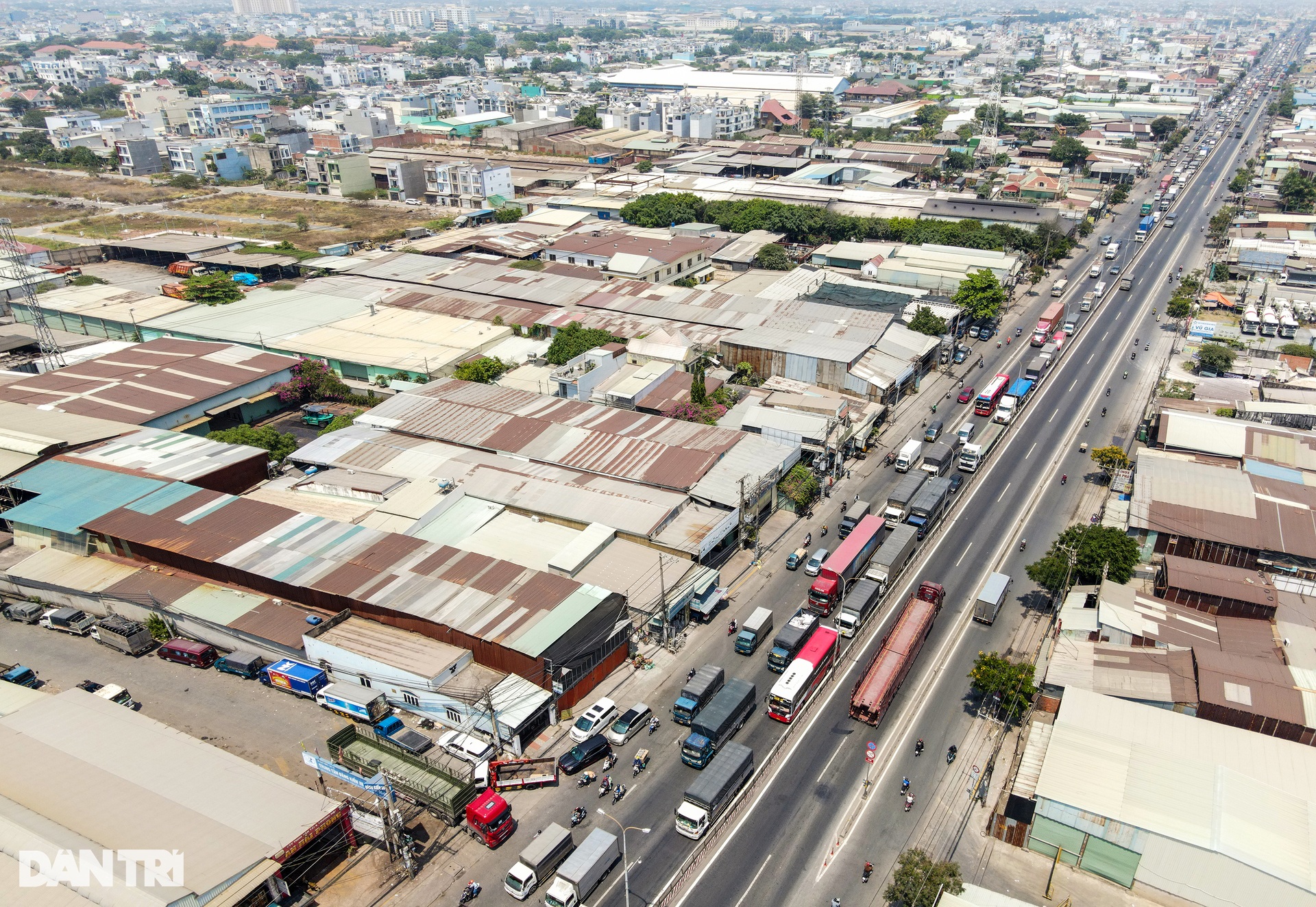 Tài xế TPHCM mang chăn gối, ăn ngủ 2 ngày đêm chờ đăng kiểm xe - 12 Tài xế TPHCM mang chăn gối, ăn ngủ 2 ngày đêm chờ đăng kiểm xe - 12