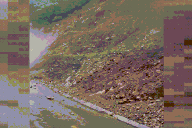 Kiểm tra điểm sạt lở, đoàn cán bộ công an suýt bị đá rơi trúng