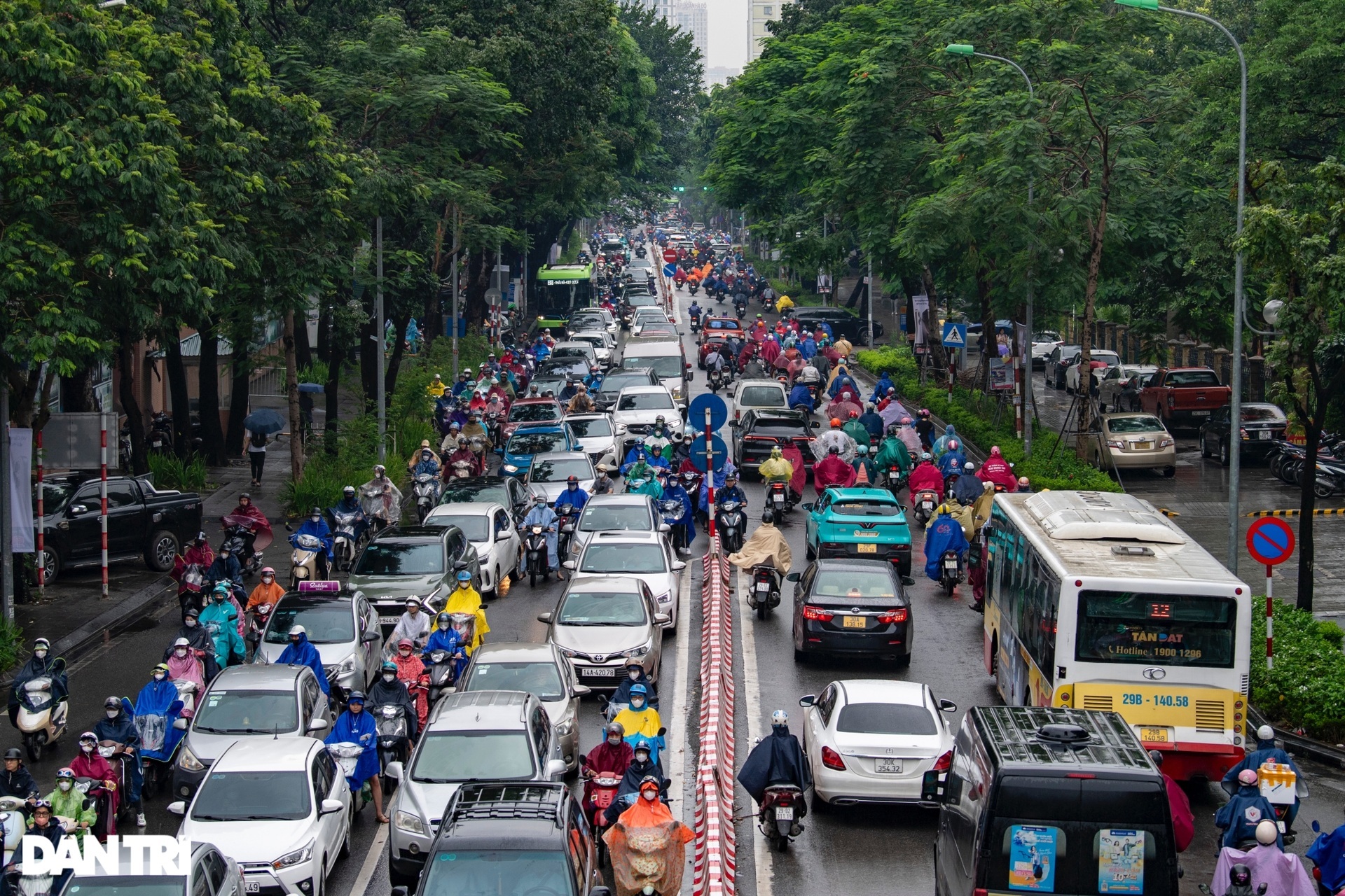 Hà Nội ùn tắc nhiều tuyến phố buổi sáng đầu tuần - 4 Hà Nội ùn tắc nhiều tuyến phố buổi sáng đầu tuần - 4