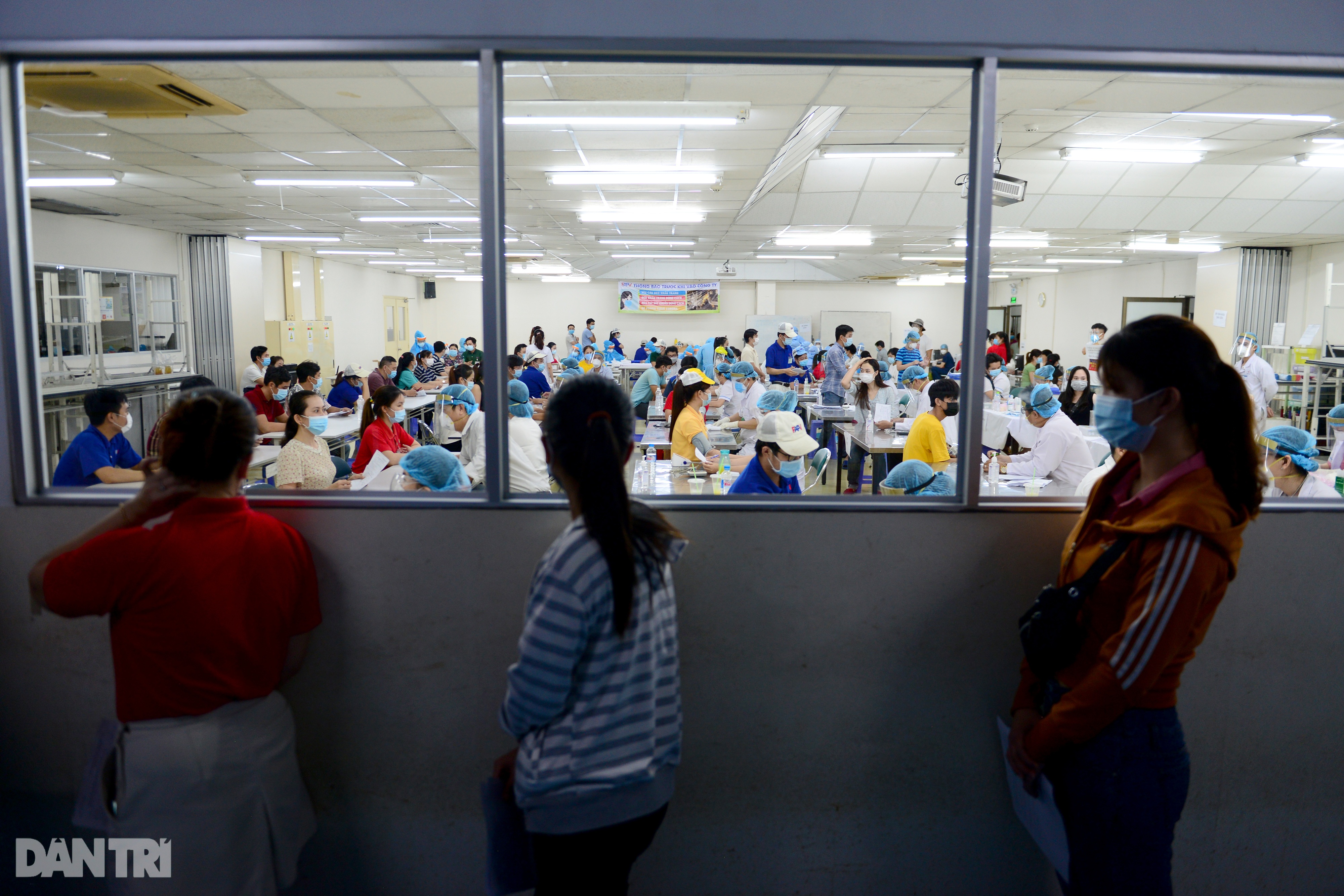 TPHCM tập hợp hàng trăm y, bác sĩ tiêm vắc xin cho 5.000 người lao động - 2