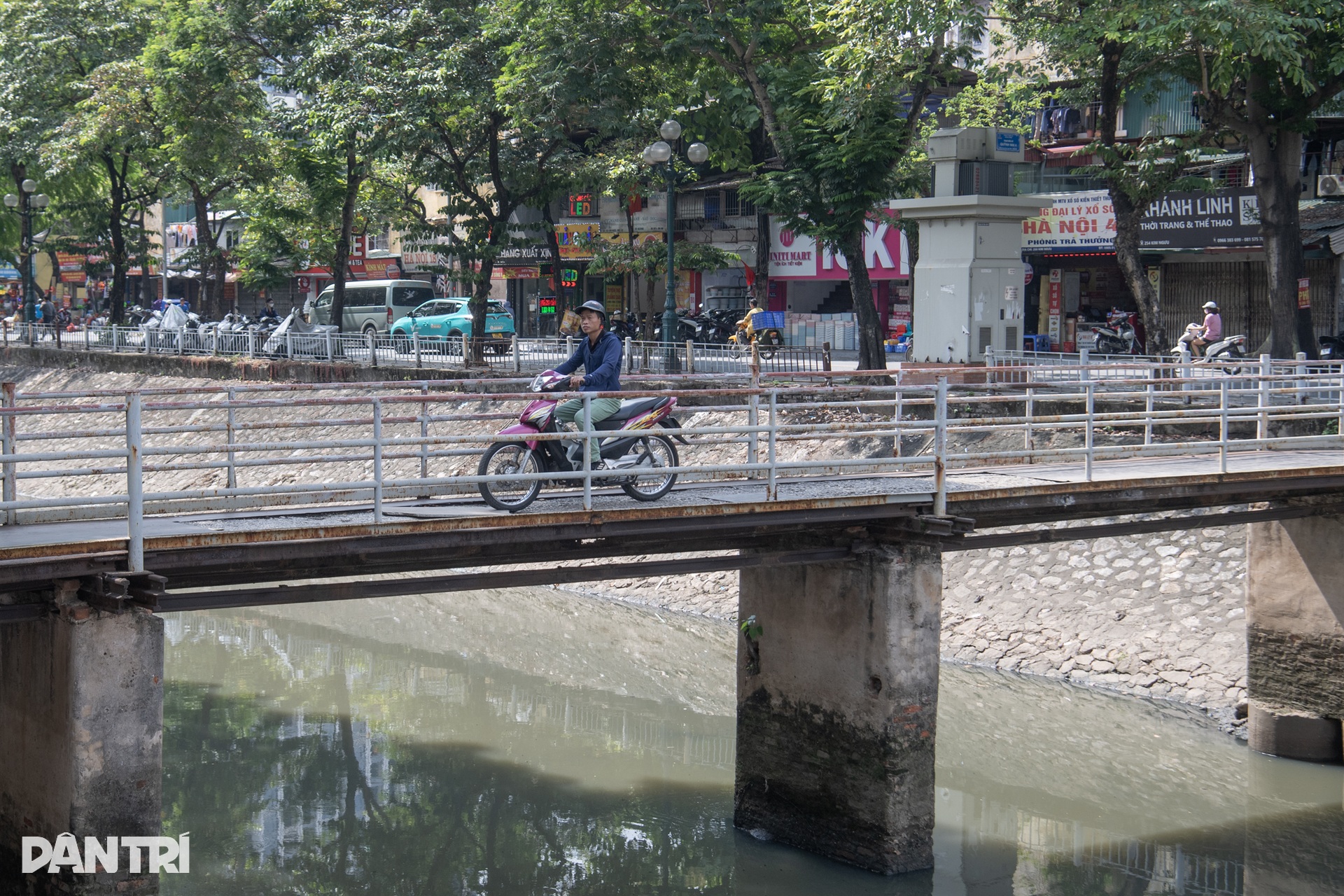 Cầu thủng sàn, hàng loạt lan can dọc các sông ở Hà Nội gãy đổ, xuống cấp - 12 Cầu thủng sàn, hàng loạt lan can dọc các sông ở Hà Nội gãy đổ, xuống cấp - 12