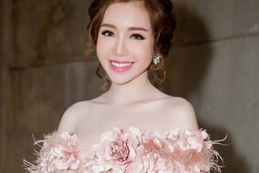 Sau thời gian im ắng, Elly Trần rạng ngời tái xuất