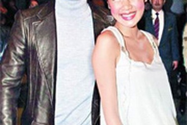 Ảnh “mát” của bạn gái Lê Minh bị lộ