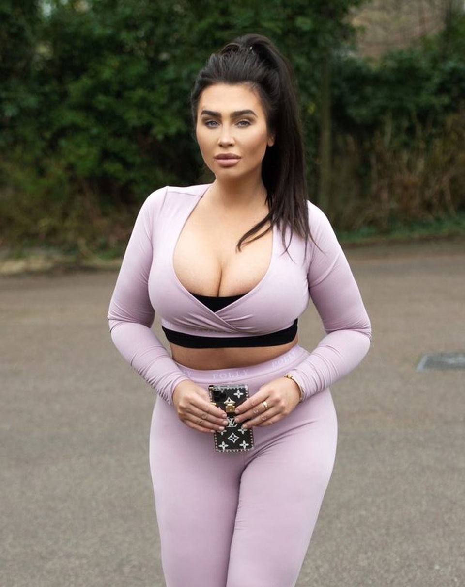 Lauren Goodger phản pháo khi bị chỉ trích vì chụp ảnh nude - 8 Lauren Goodger phản pháo khi bị chỉ trích vì chụp ảnh nude - 8