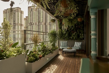 Gia chủ ở TPHCM chi 700 triệu làm ban công nhiệt đới cho căn hộ siêu sang