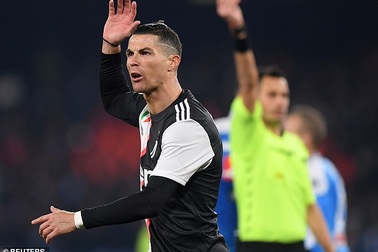 Ngôi sao Juventus bất ngờ nhận xét đụng chạm C.Ronaldo