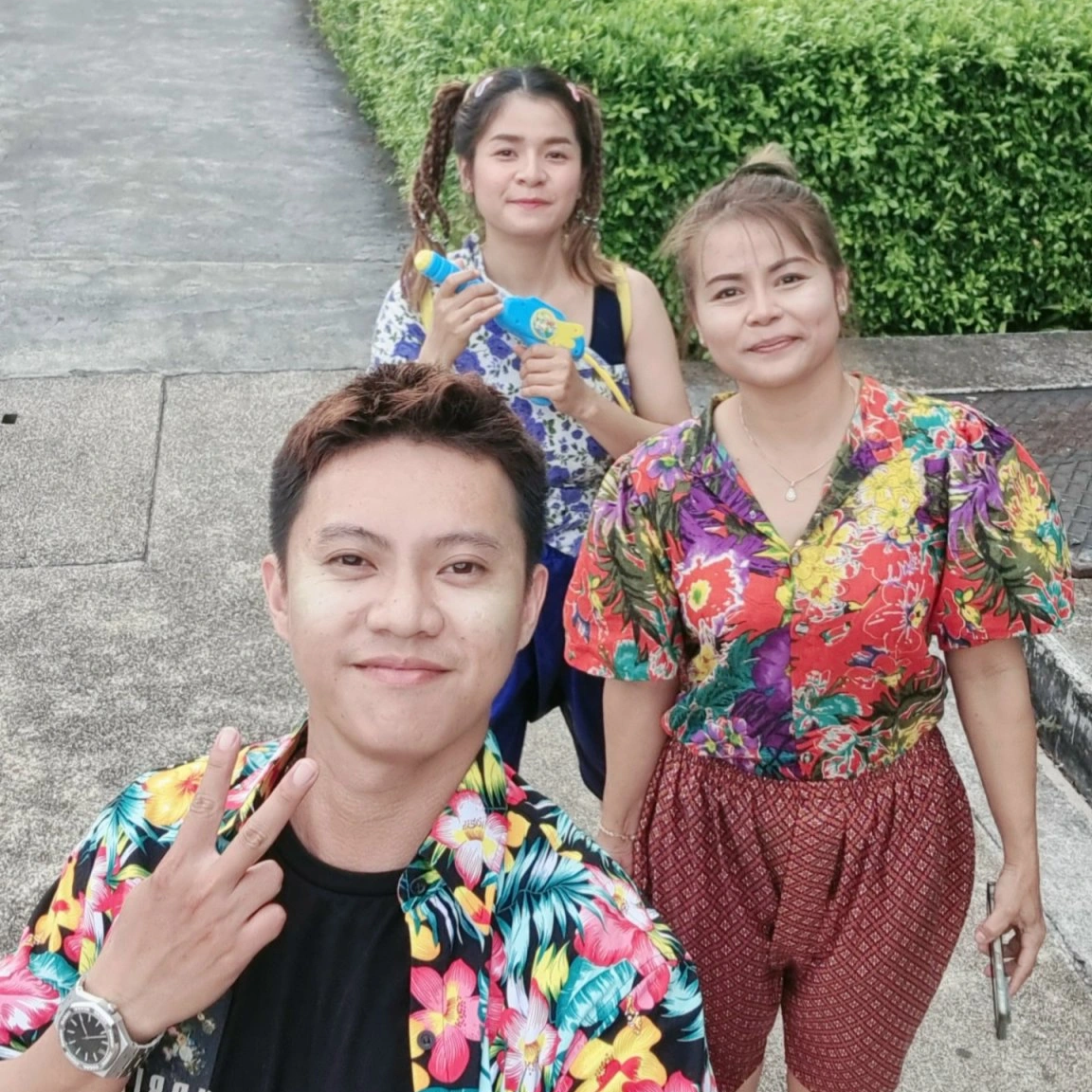 Duy giành được thiện cảm với mẹ bạn gái nhờ tính cách hòa đồng, không ngại khổ (Ảnh: Nhân vật cung cấp).