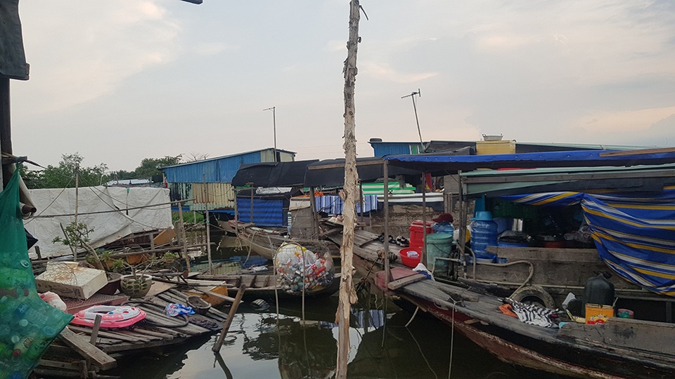 Ba thế hệ nuôi một giấc mơ “lên bờ” - 2 Ba thế hệ nuôi một giấc mơ “lên bờ” - 2