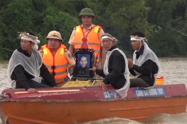 Công an giúp dân đưa thi hài người chết vượt lũ lên bờ mai táng