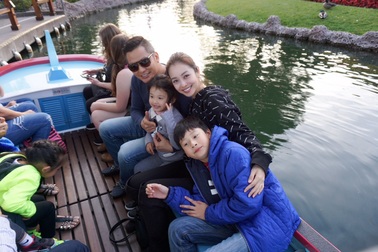 Con trai Jennifer Phạm được cha dượng đưa đi chơi Disneyland