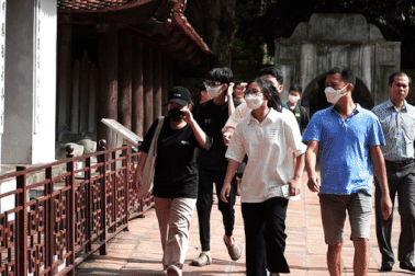 Sĩ tử "hớt vía" lấy may thay vì trèo rào vào xoa đầu rùa Văn Miếu