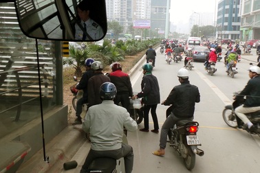 Buýt nhanh đứng chờ... xe máy vượt dải phân cách