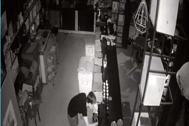 Trộm leo tường vào quán cà phê cuỗm tài sản trong đêm