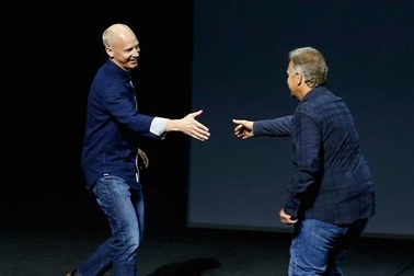 Nhìn thấy gì từ  “cái bắt tay” giữa Apple và Microsoft?