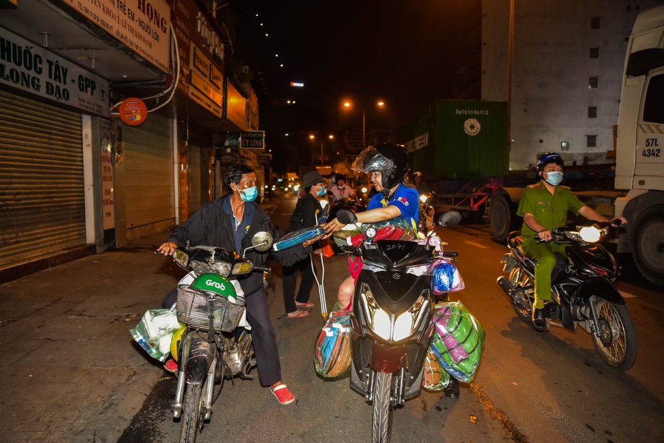 Ấm áp tình người trong đêm giáng sinh lạnh giá - 13 Ấm áp tình người trong đêm giáng sinh lạnh giá - 13
