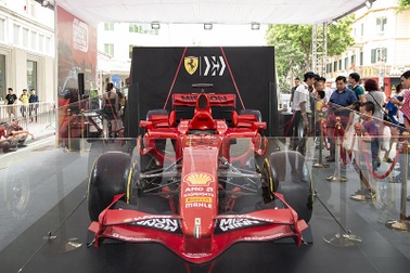 Chiêm ngưỡng siêu xe F1 Ferrari ngay tại Hồ Gươm