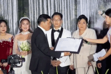 Cô dâu Sóc Trăng được bố trao sổ đỏ khách sạn 120 tỷ đồng trong đám cưới