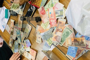 Vừa "chôm" túi xách của phụ nữ ngủ trên ô tô gặp ngay công an đi tuần