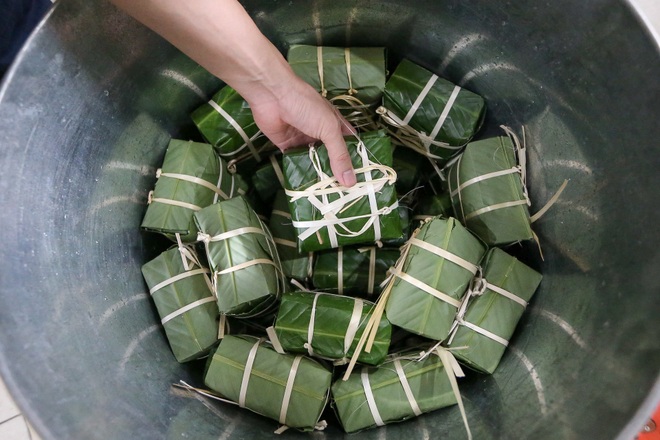 Xem lính cứu hỏa trổ tài gói bánh chưng đón Tết - 10