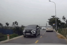 Người đi xe máy ngã lao vào ô tô, tay vẫn cầm điện thoại