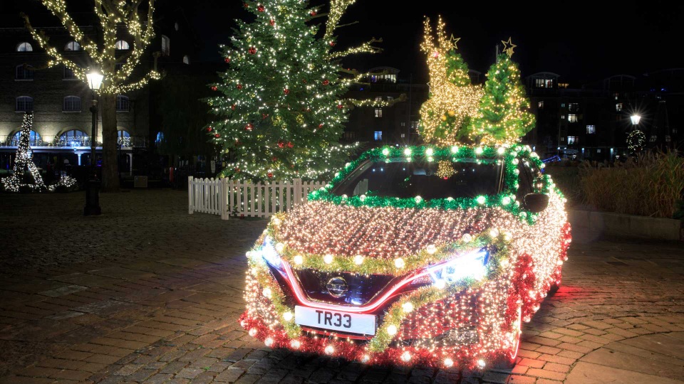 Có gì đặc biệt ở những chiếc Nissan Leaf được trang trí lung linh như cây thông Noel? - 3 Có gì đặc biệt ở những chiếc Nissan Leaf được trang trí lung linh như cây thông Noel? - 3