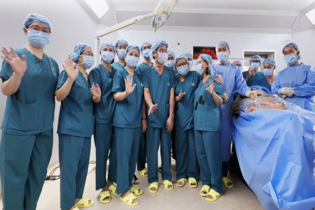 Hàng chục y bác sĩ hai bệnh viện ở TPHCM cùng cứu thai nhi 27 tuần tuổi - 1