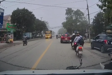 Học sinh bị ô tô tông ngã vì đi ẩu