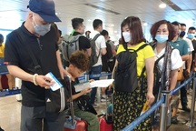 Hành khách "vật vã" tại sân bay Tân Sơn Nhất do kiểm tra an ninh quá tải