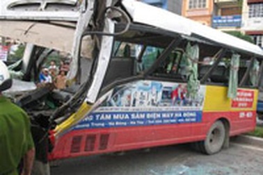 Khởi tố vụ tai nạn xe buýt làm 31 người bị thương 