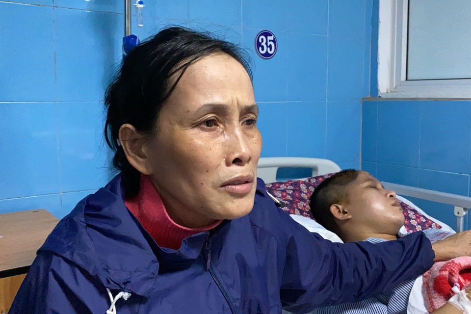 Người mẹ nghèo: Tôi quỳ gối, cúi đầu xin mọi người giúp đỡ cứu lấy cháu - 3 Người mẹ nghèo: Tôi quỳ gối, cúi đầu xin mọi người giúp đỡ cứu lấy cháu - 3