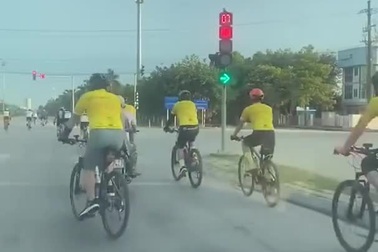 Đoàn xe đạp thản nhiên nối đuôi nhau vượt đèn đỏ