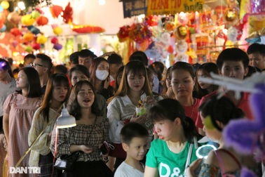 Đông nghịt người dân đổ về chợ trung thu phố cổ Hà Nội